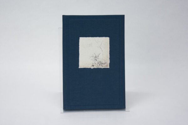 Vista de la portada del libro hecho a mano con tapas en azul