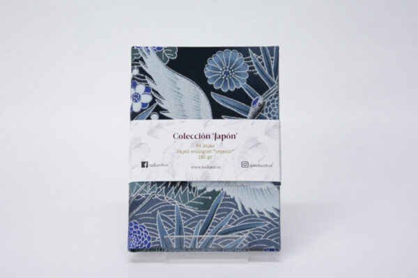 Vista de la portada del libro con tela japonesa del cisne azul