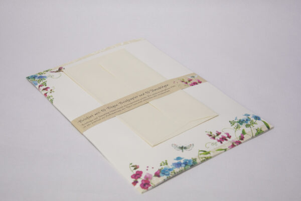 Papel de cartas con dibujo de flores azules y mariposas